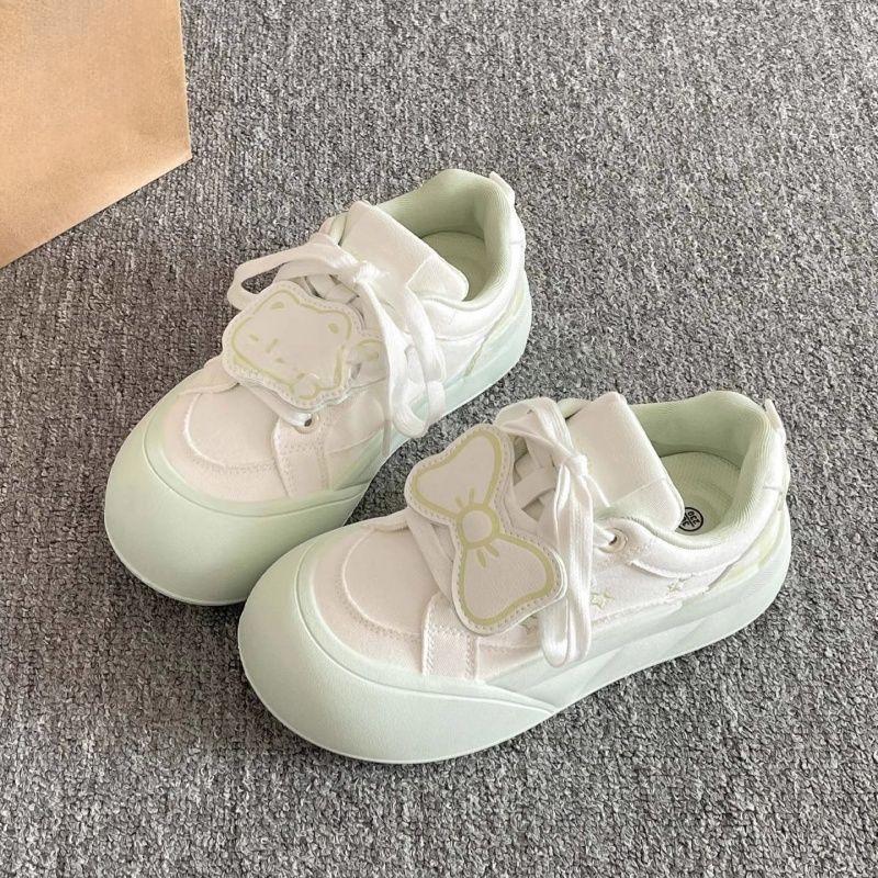 Nya dam-sneakers med tjock sula och nischade brödskor