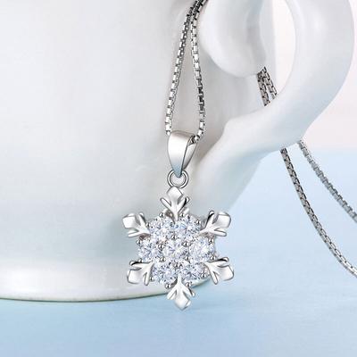 Die Schneeflocken-Halskette ist modisch und elegant, mit einem einzigartigen, mit Diamanten besetzten Design.