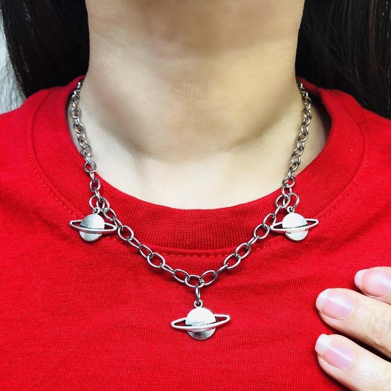 

Европейские и американские ветровые инсы крутые банджи вогнутой формы планета аксессуары индивидуальность темный кулон ожерелье мужчины женщины тренд