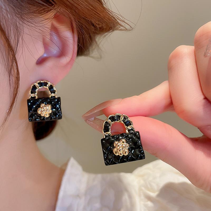 Xiaoxiangfeng flower handbag bag, artificial leather silver needle earrings, niche French retro premium earrings