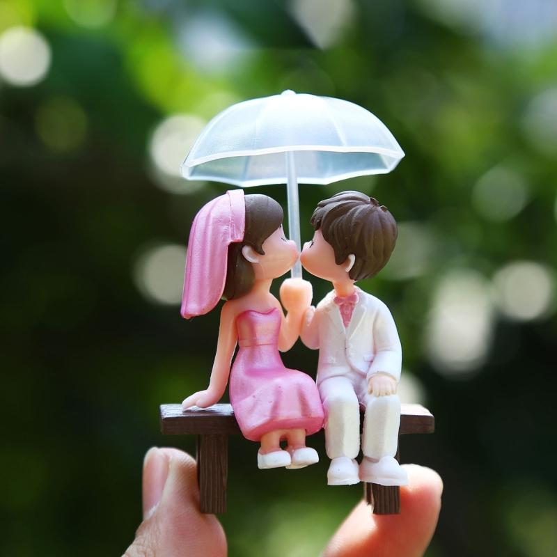 Charm Holding Umbrella Lover Statue Figurine Miniature Figure For Wedding Party and Home Shelf Display Decoration