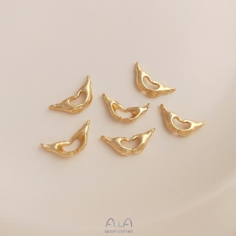 

Шарм в виде жеста сердца из золота 14 карат с заполнением для изготовления украшений своими руками