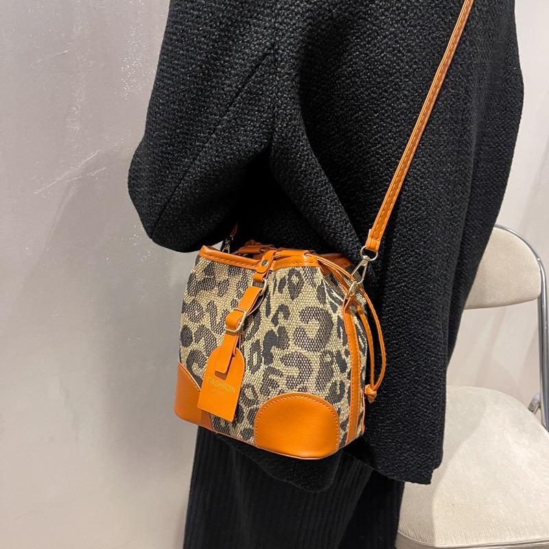 Today's Popular Small Bags Are Women's Simple New Fashion Leopard Print Messenger Bags, Autumn and Winter Texture Bucket Bags.
