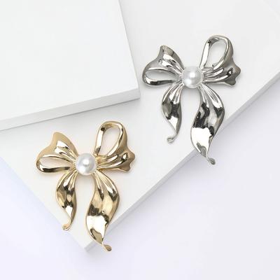 Exquisite Legierung glatte Perle Schleife Brosche elegantes Temperament Damenbekleidung Brustblume Schmucknadel