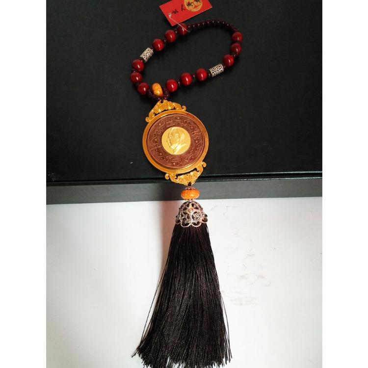 Sandelholz-Autoanhänger und Holzkunsthandwerk-Souvenirs von Chairman Mao werden als Geschenke verkauft.