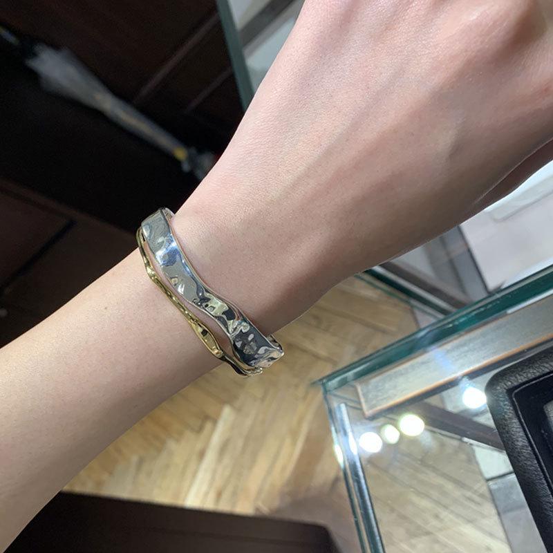 

2024 Серебряный и золотой двухслойный ретро-браслет с широким вогнуто-выпуклым дизайном для женщин