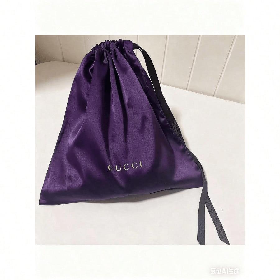 

Женская косметичка, изготовленная из фиолетовой шелковой ткани, затягивающаяся на шнурок, для хранения косметики и пробников. фиолетовый