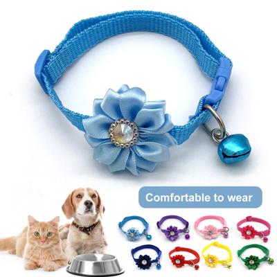 Fein verarbeitetes Katzenhalsband mit eingelegten Strasssteinen, hübsches Hundehalsband mit Blumenmuster und Glöckchen
