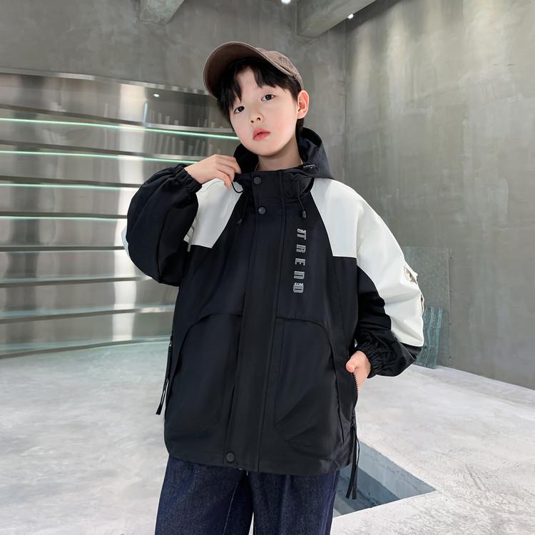 Jungen Colorblock Letterman Jacke 2025: Modischer Kapuzen-Windbreaker für den Herbst.