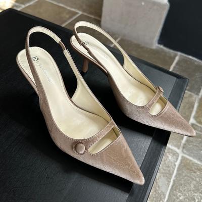 Elegante Designer Schuhe mit hohler spitzer Zehenpartie Damen Bequeme Seide Feiner Absatz Damen Sandalen Mode Fersenriemen Büroschuhe Damen