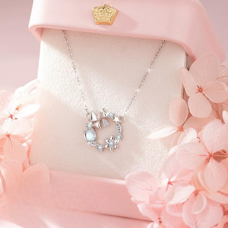 Butterfly wreath necklace female New Year tide light luxury niche design to give girlfriend birthday gift