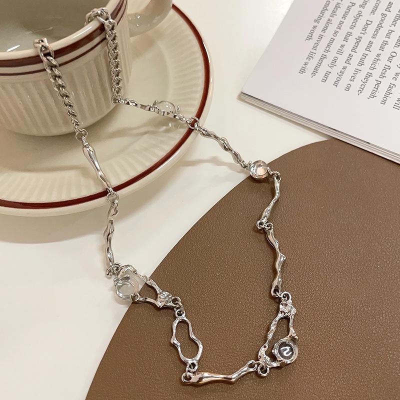 

Elegant Irregular Moonstone Necklace: Stylish Clavicle Chain - Light Luxury Versatile Accessory for Women