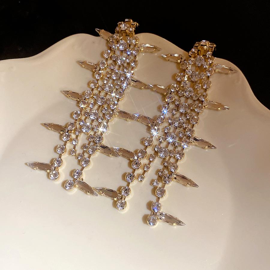 

Silver needle with diamonds, water drop fringed earrings,personality, exquisite fashion temperament, earrings, light luxury and high-end earrings