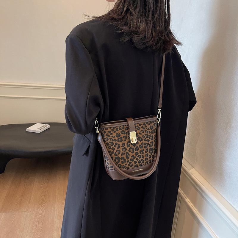Autumn and Winter Super Fire Niche Leopard Print Bag Women's 2025 New Popular Versatile Messenger Bag Exquisite Portable Bucket Bag