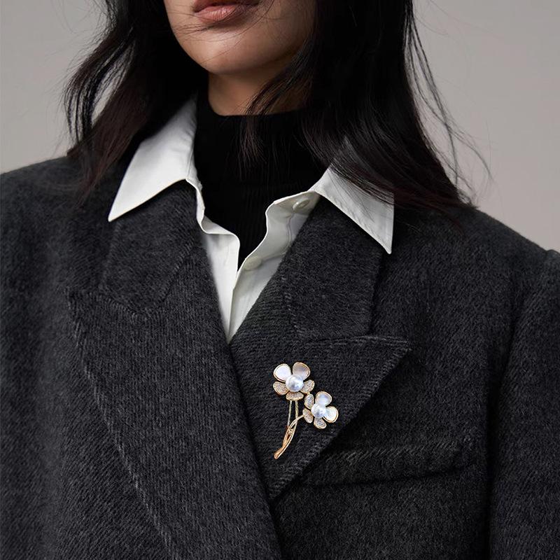 Pearl Flower Brooch for Women High-end Design Sense Niche Suit Brooch and Rhinestone Coat with Accessories