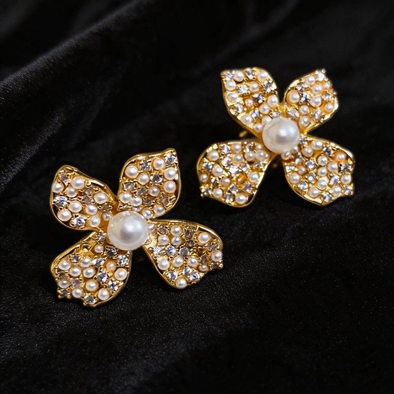 Silver Needle Luxury Zircon Pearl Flower Stud Earrings - Retro, Exquisite, High-End Ear Ornaments for Women