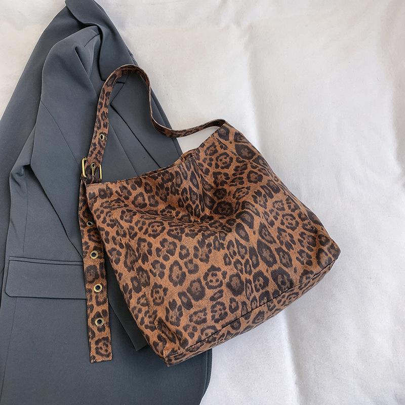 

2025 зима новый тренд зарубежный стиль деловая женская сумка модный леопардовый принт большая вместимость на плечо кроссбоди сумка-тоут хаки коричневый