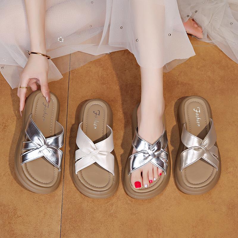 2025 Sommer neue Oberbekleidung Feenstil mit Rock Dicksohlige Strand Ein-Wort-Slipper Neue chinesische Cross-Cool-Slipper Frau