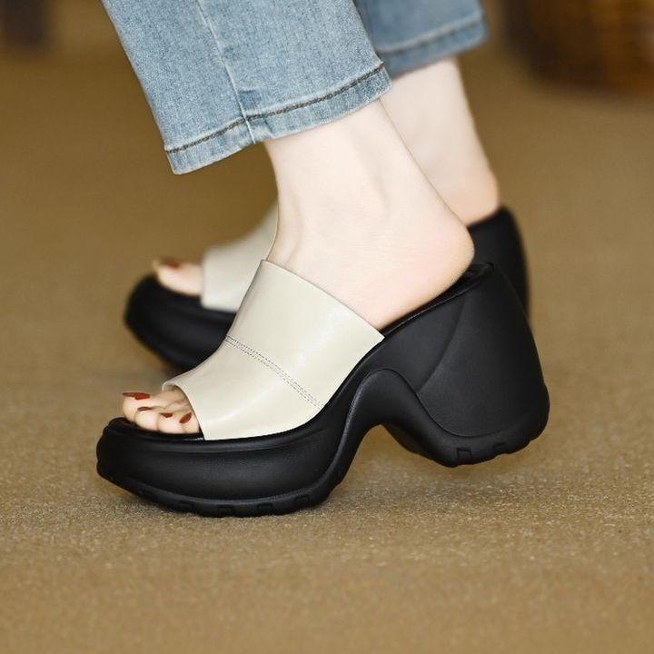 Summer Small Slope Heel Slippers Women Commute Thick Bottom Absolute Child One-word Drag Outside Wear Waterproof Desk High Heel Sandals