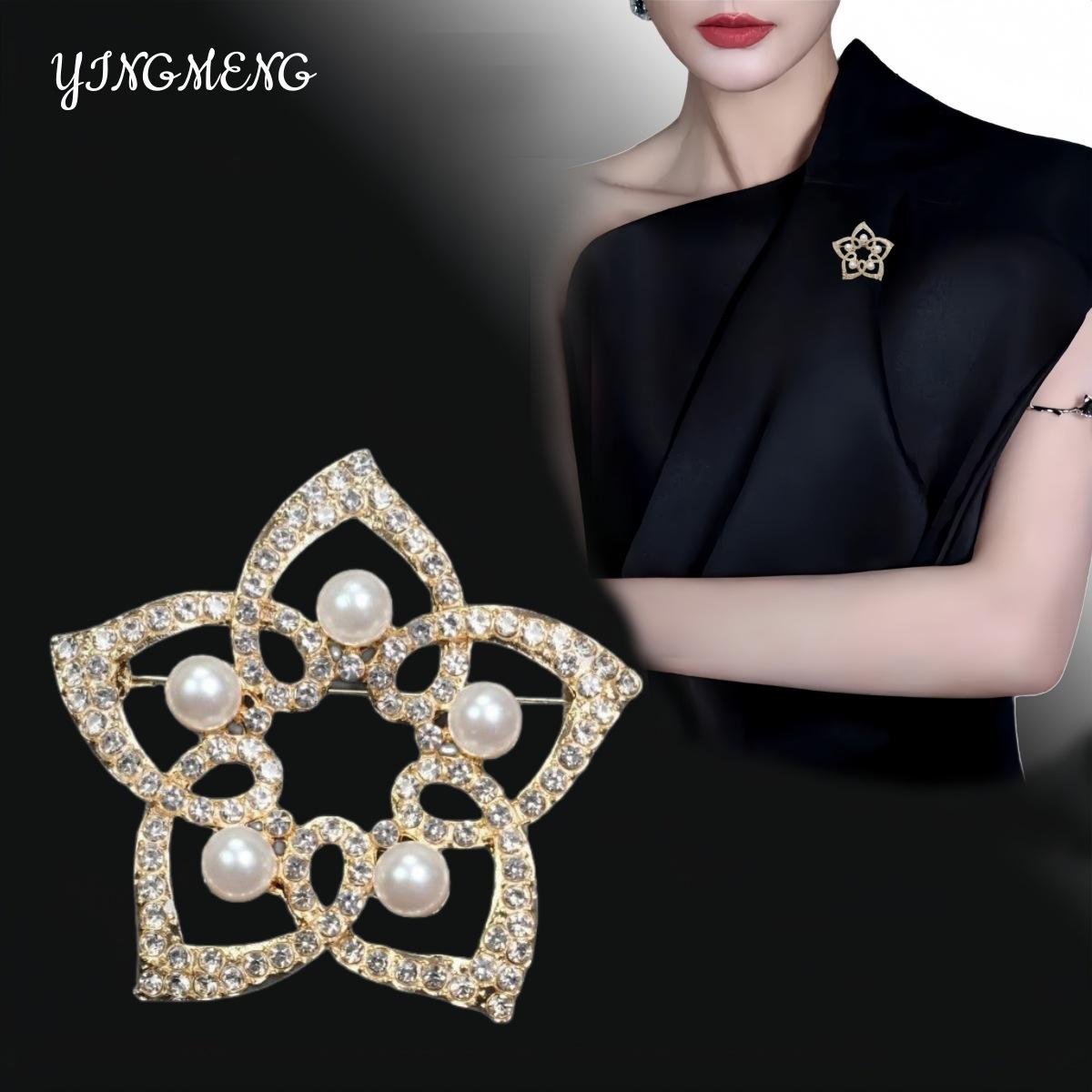 Корейская брошь-камелия со стразами – Роскошная булавка от exposure