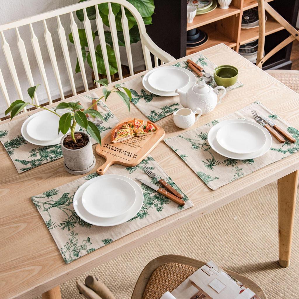 Imanqi Yun Turquoise Pinecone Print Table Runner