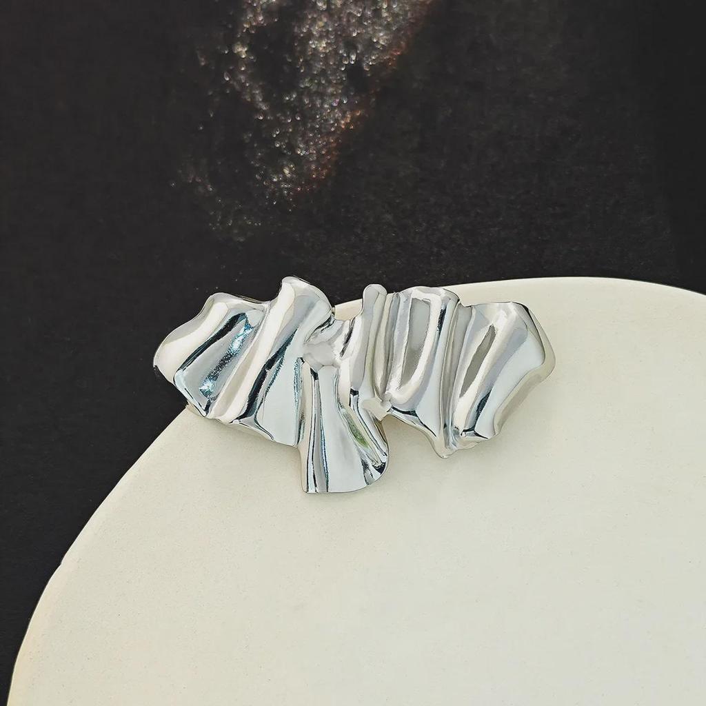 Elegant Angel-Inspired Pleated Brooch - Luxurious Metal Fashion Pin