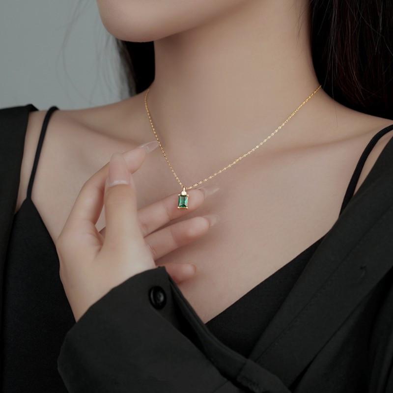 Emerald Flash Women's Green Diamond Clavicle Necklace - 2023 Luxury Niche Design