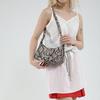 Bolsa de ombro transversal feminina com fivela de metal e estampa de cobra