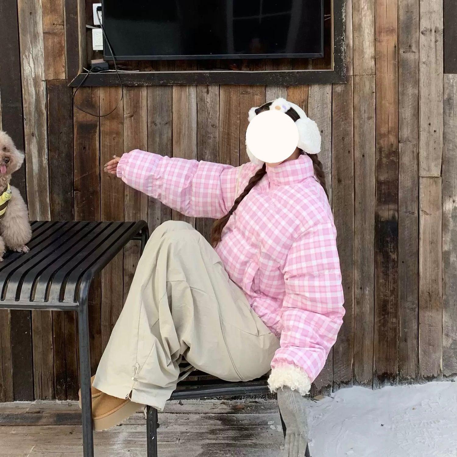 

Милая короткая теплая куртка в розовую клетку с воротником-стойкой L розовый