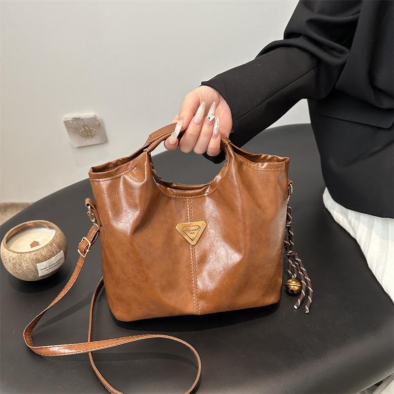 2025 new beautiful solid color large capacity shoulder messenger handbag women