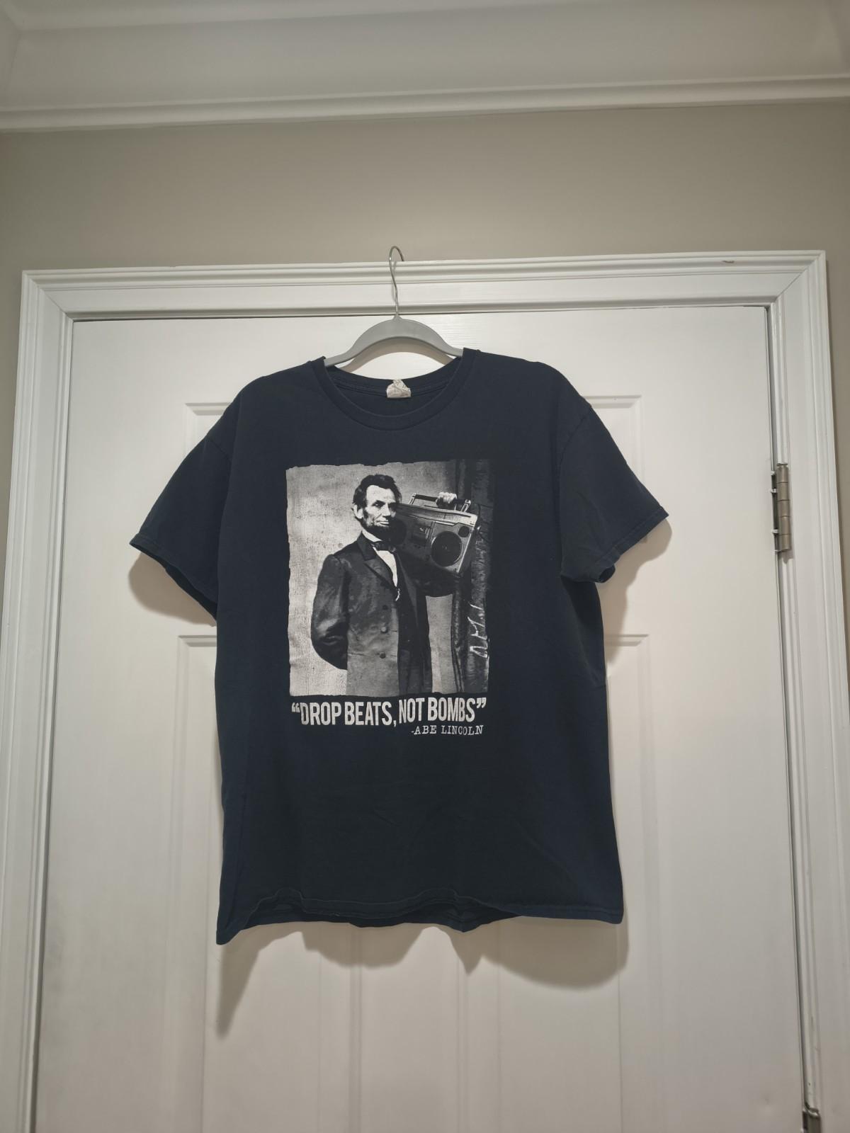 Abe Lincoln Drop Beats Not Bombs Mens Large President Holding Boom Box Unisex T-Shirt M