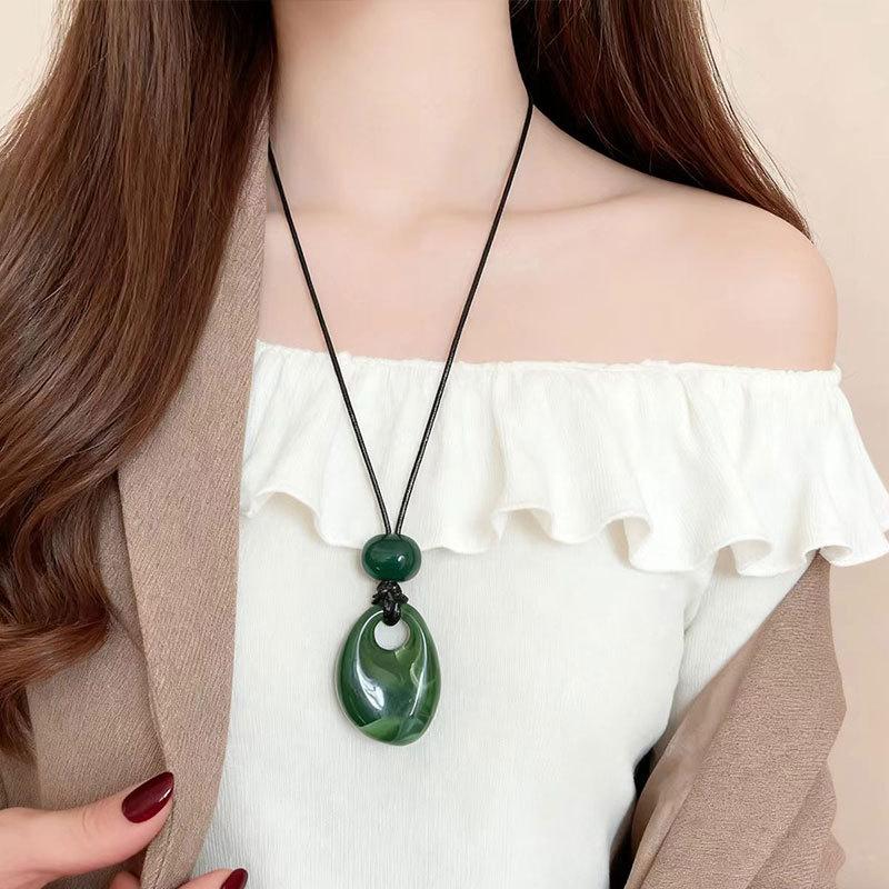 Vintage Colorful Dyeing Resin Necklaces for Women Fashion Simple Oval Pendant Sweater Chain Necklaces Winter Jewelry