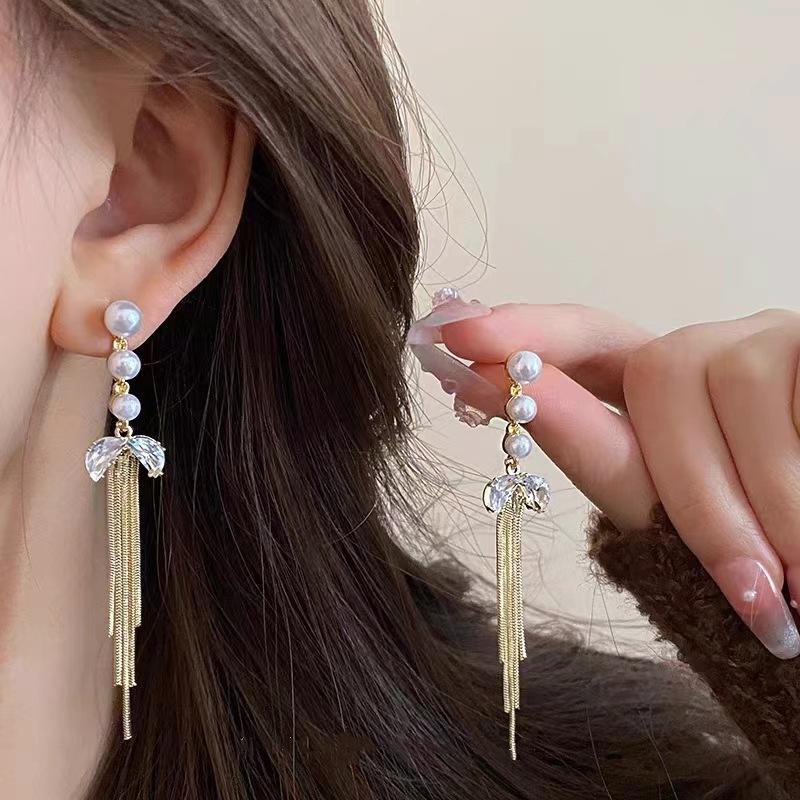 Orecchini alla moda con frange, lussuosi e sofisticati, dal fascino elegante. Lunghi Orecchini di Perle per uno Stile Versatile e Raffinato.