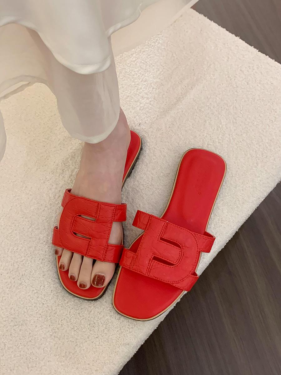 

Flat-bottomed open-toed hollowed-out casual versatile one-word slippers 2025 new square-headed flat-bottomed beach embossed cool slippers women 34 червоний