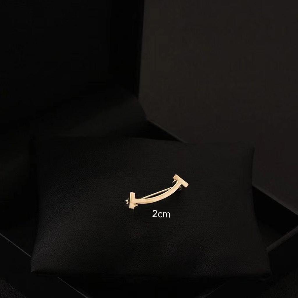 Japanese Cute Minimalist Smiling Face Brooch: Elegant Women's Anti-Exposure Neckline Pin