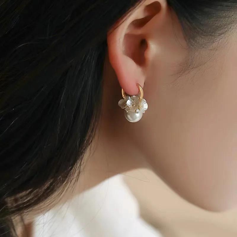 2024 New Elegant White Flower Cluster Pearl Ball Pendant Hoop Earrings Women's Fashion Zircon Party Luxury Accessories Girls