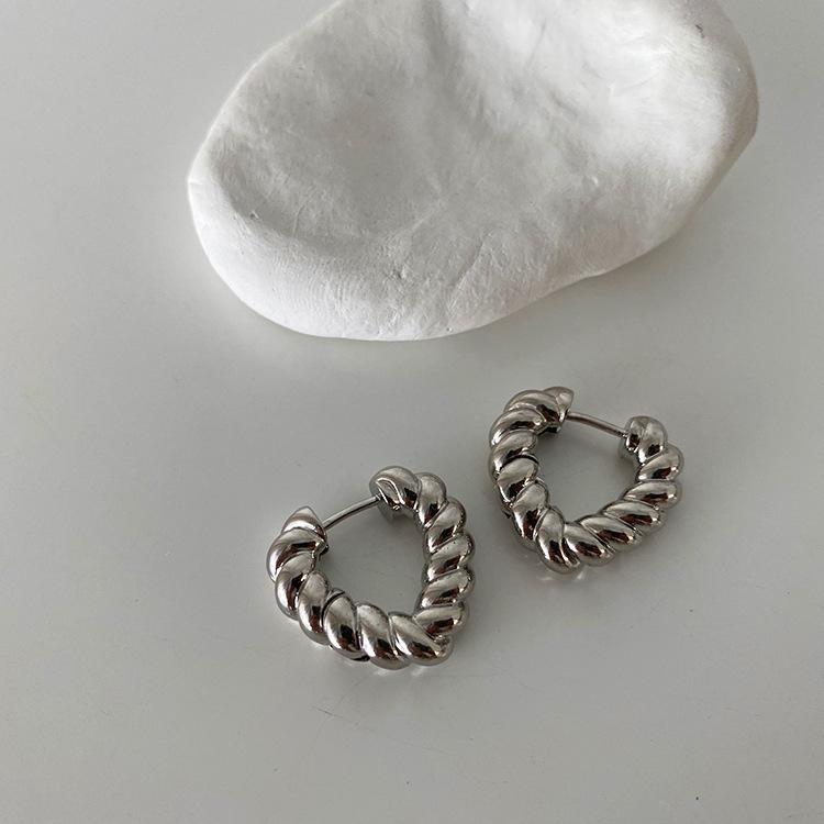 

Retro Fashion Hollow Twist Heart Hoop Earrings for Women Charm Simple Gold Color Stainless Steel Hip Hop Rock Jewelry Accessory AB серебряный