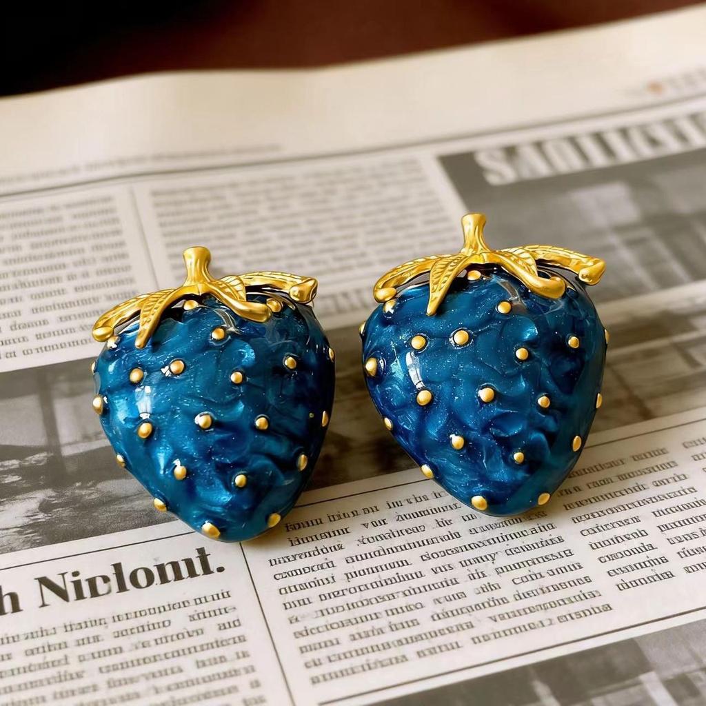 Retro Enamel Strawberry Stud Earrings - High-End Exquisite Light Luxury Style for Women, Perfect for Spring and Summer.