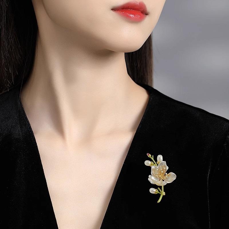 Chinese-style Peach Blossom Brooch, High-end Women's Exquisite Pearl Peach Blossom Brooch, Niche Design Sense Brooch