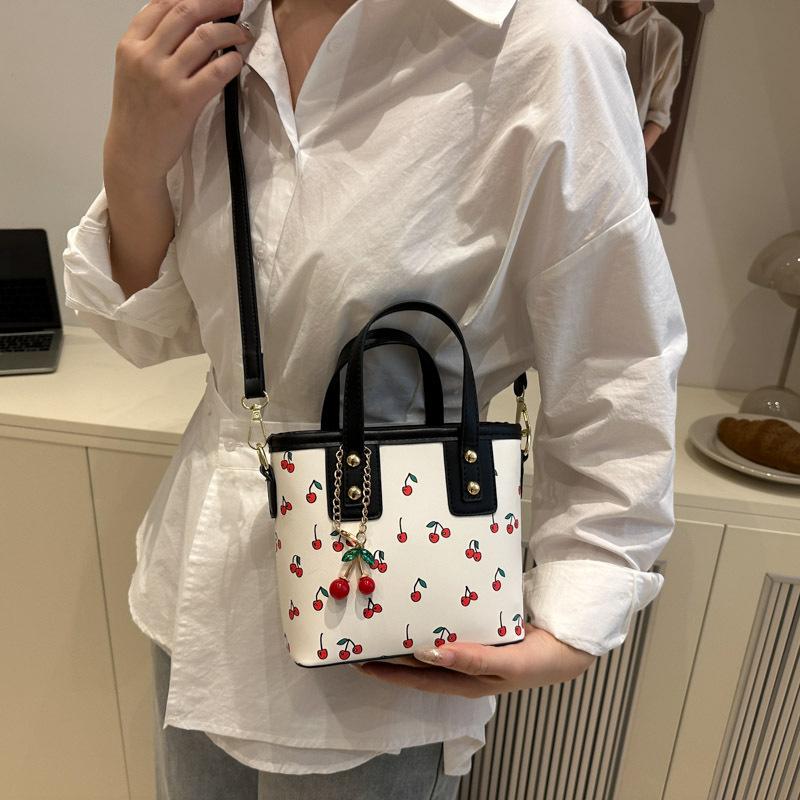 Women PU Cherry Shoulder Bag Large Capacity Trendy Commuting Bag with Cherry Pendant Stylish Crossbody Bag Aesthetic Handbag AVE