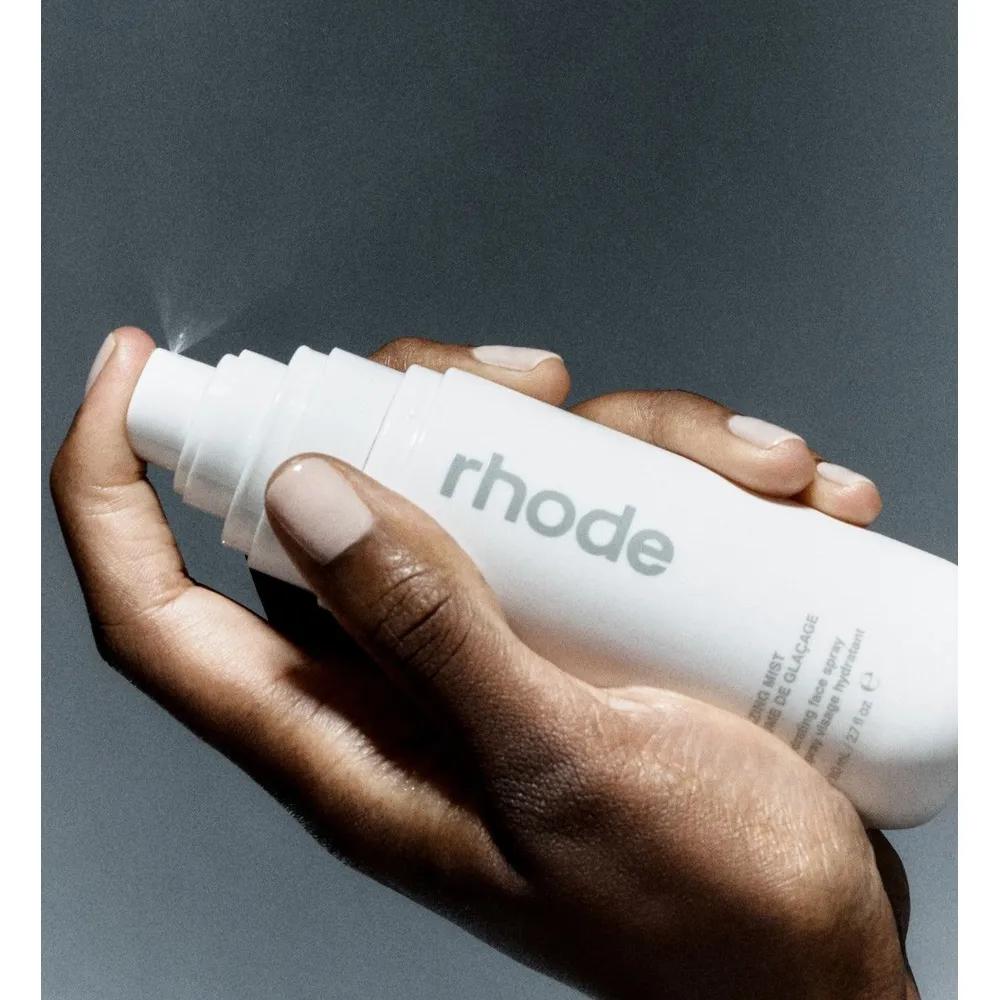 RHODE Hailey Beaver Hydratační mlha na obličej Glazing 80 ml
