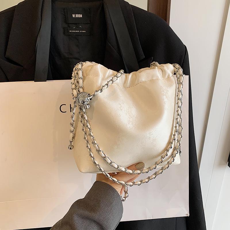 A solid color PU material shoulder bag can be crossbody, exquisite shoulder strap, fashion casual popular style, shopping