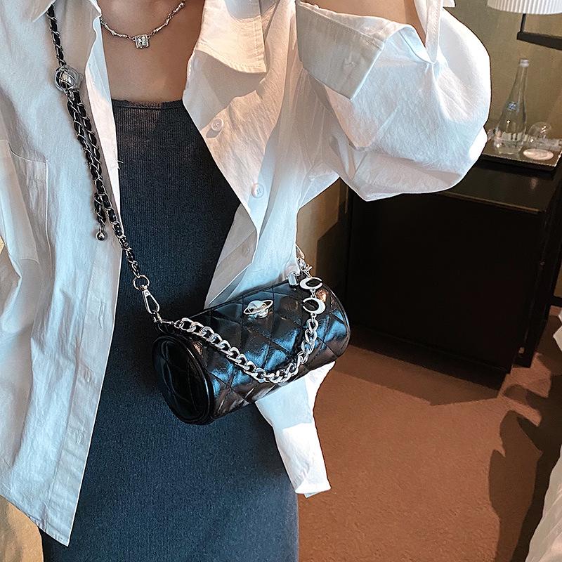 Luxury Diamond Lattice Chain Crossbody Bag: Fashion-Forward, Versatile Round Cylinder for Women