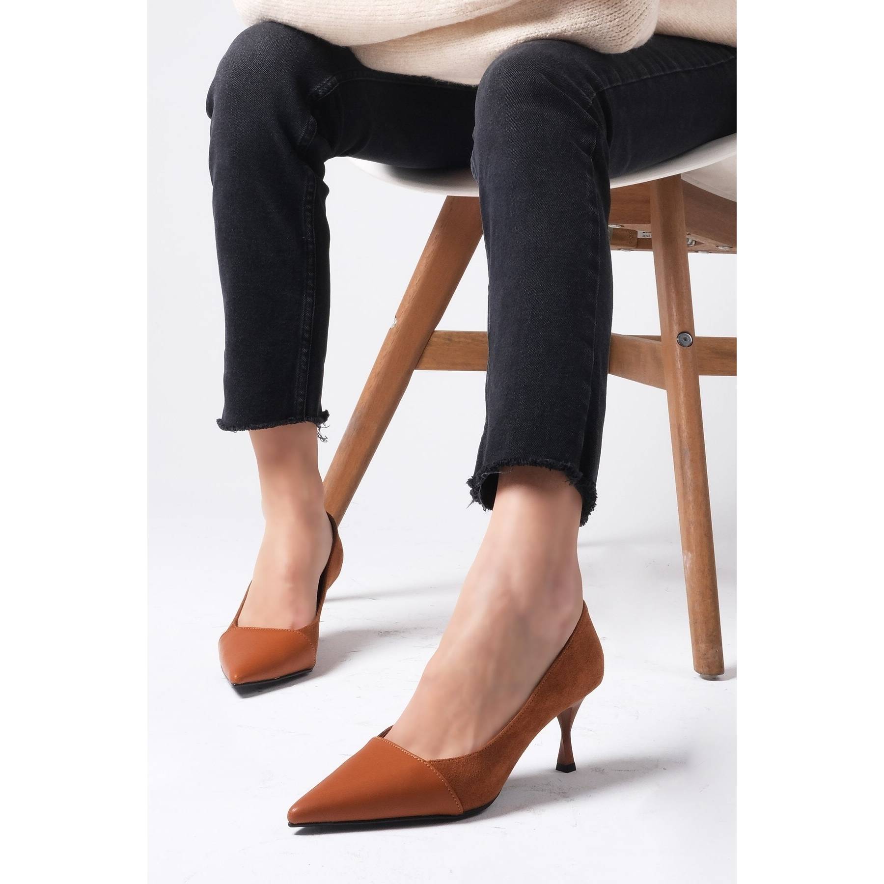 

Женская стильная коричневая замшевая и кожаная комбинированная обувь на каблуке 35 красный