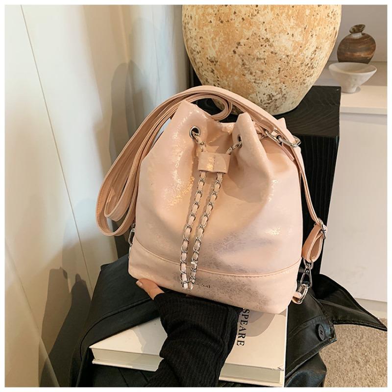Large Capacity Backpack Women's Fashion Chain Drawstring Bucket Bag Leisure Niche New Travel Backpack