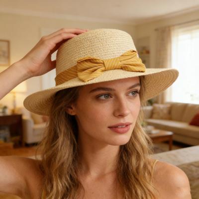 Strand Strohhut Flache Krone Breiter Rand Sonnenschutzhut mit gestreiftem Band Schleife Handgewebt Atmungsaktiver Sommerhut