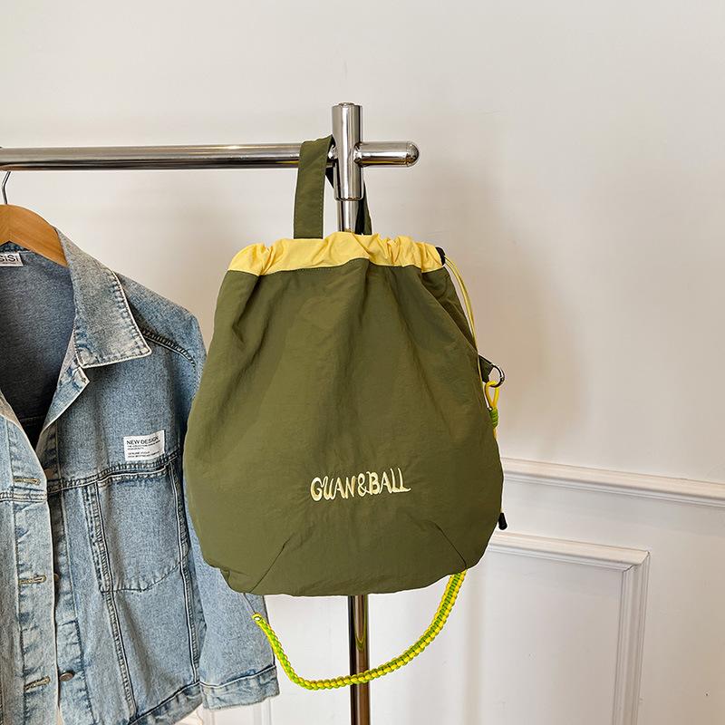 

Korean version of niche design 2025 lightweight messenger bag casual foreign trend simple portable shoulder fashion bucket bag зелёный