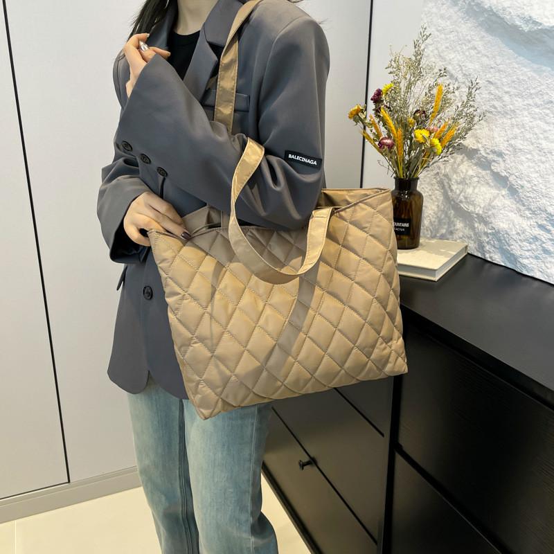 Sophisticated Large Capacity Tote Bag For Women Fashionable Quilted Design Soft Fabric Crossbody Bag Available In Black White Kh
