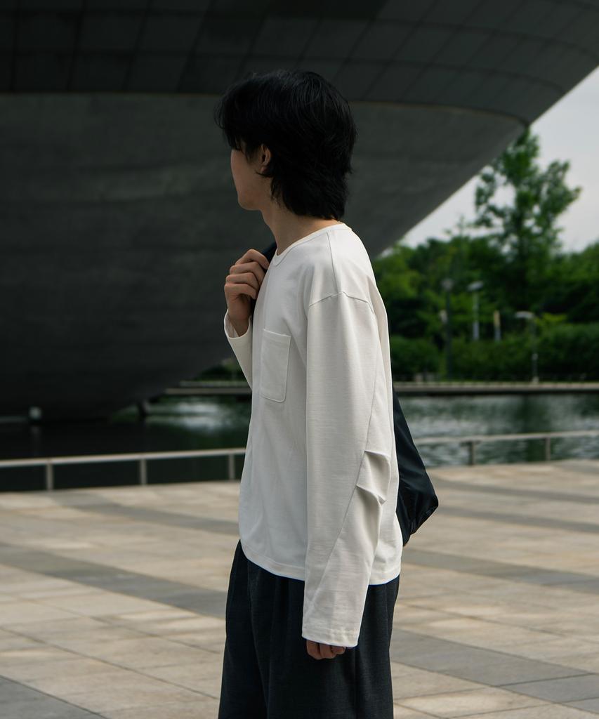 Eokeoseuteom Elbow Tuck Curved Crop Long Sleeve / White
