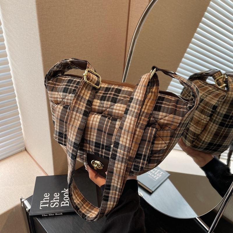 

Осенне-зимние женские сумки в клетку — модный и универсальный выбор.